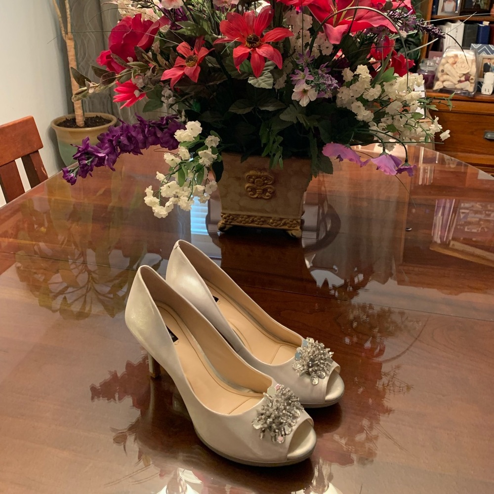 Alex Marie Jazmin Silver Peep-Toe Pumps Sz 10 NWT